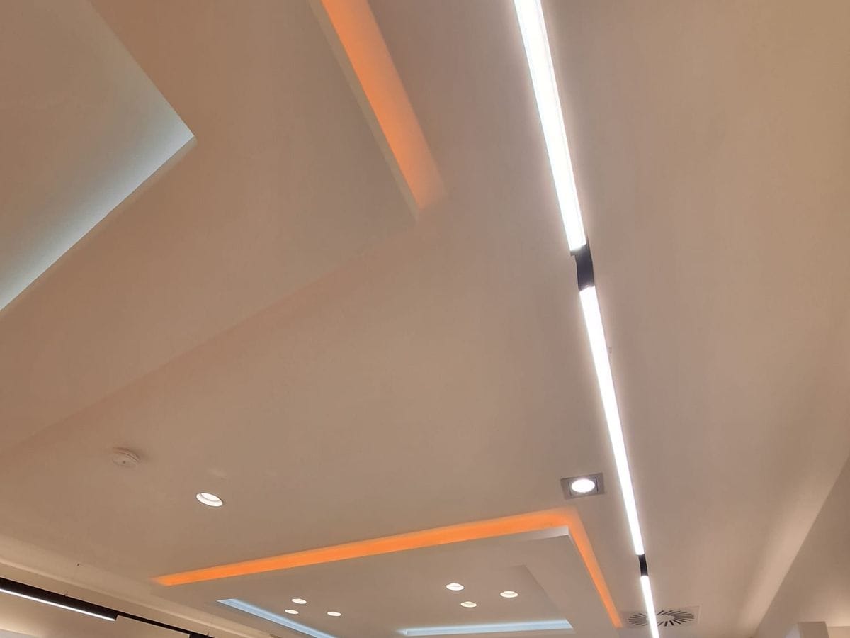 Von Miton Elektro installierte LED-Lichtlinien und Downlights in einem Berliner Ladengeschäft.