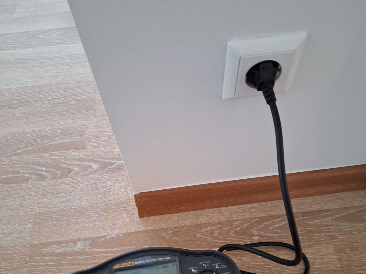 Installationstester von Miton Elektro misst an einer Steckdose — die Anzeige zeigt den Messwert.