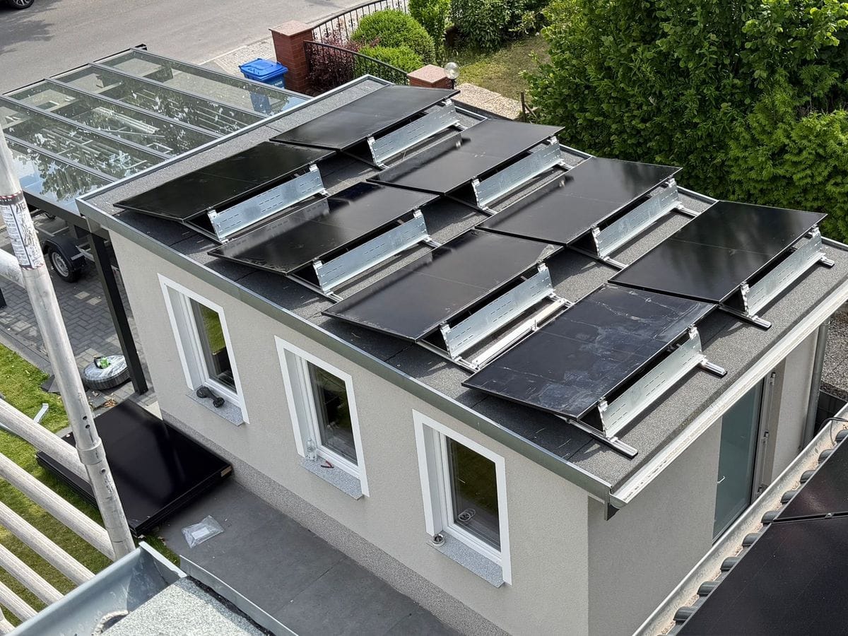 Fertig montierte Photovoltaik-Anlage von Miton Elektro auf einem Flachdach-Anbau in Berlin.