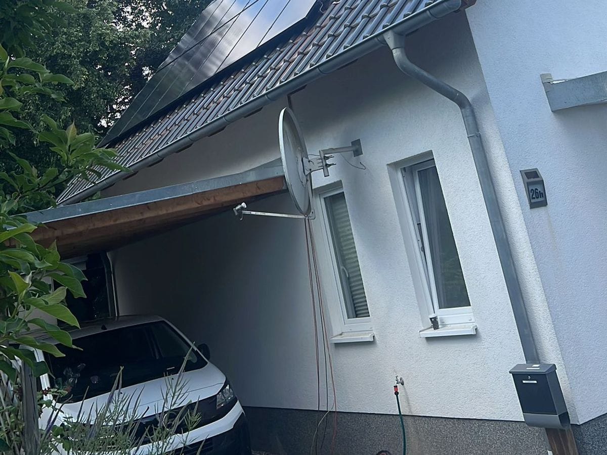 Steildach eines Einfamilienhauses mit neu montierter Photovoltaik-Anlage von Miton Elektro.